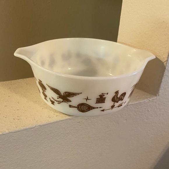 Pyrex Vintage Early American  Bowl with Brown Design. 1 1/2 Qt. Exc. Condition. - Picture 3 of 7